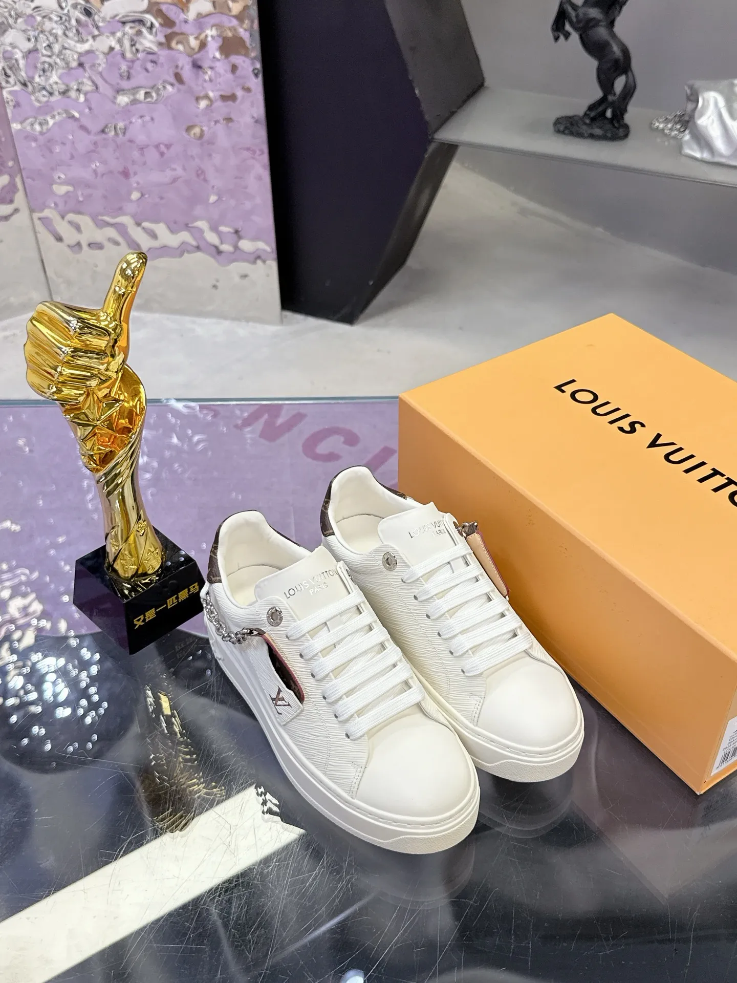 Factory price: 640💰 Louis Vuitton Louis Vuitton 25ss new style💗 Presbyopic chain sneakers, white shoes, many Internet celebrity fashion bloggers plant grass, simple shoe shape grid design, brand LOGO embossing, hardware buckle, presbyopic stitching, LV Circle rubber patch on the tongue with rich details 🌹 Original custom silk cowhide on the upper, water-dyed cowhide on the inside, one-piece molding process EVA feet 😄 Original open molded T men's shoes 💰U outsole LV white shoes series Size: 35-40